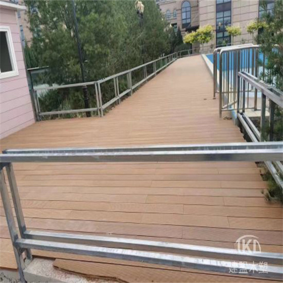 如何判断塑木地板的优劣？